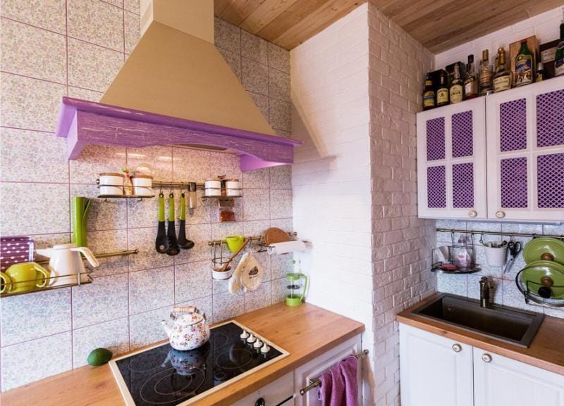 Mor desenli Provence tarzında mutfak iç