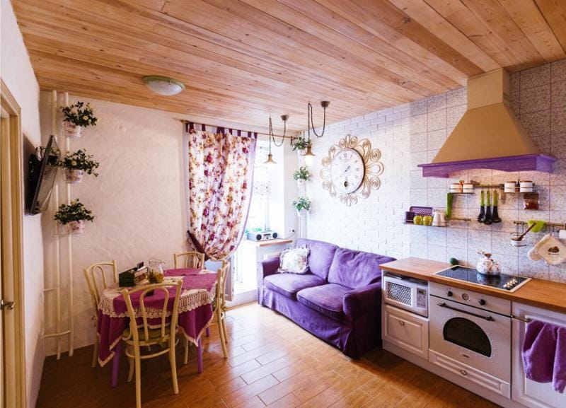 Provanso stiliaus virtuvės interjeras su violetiniais akcentais