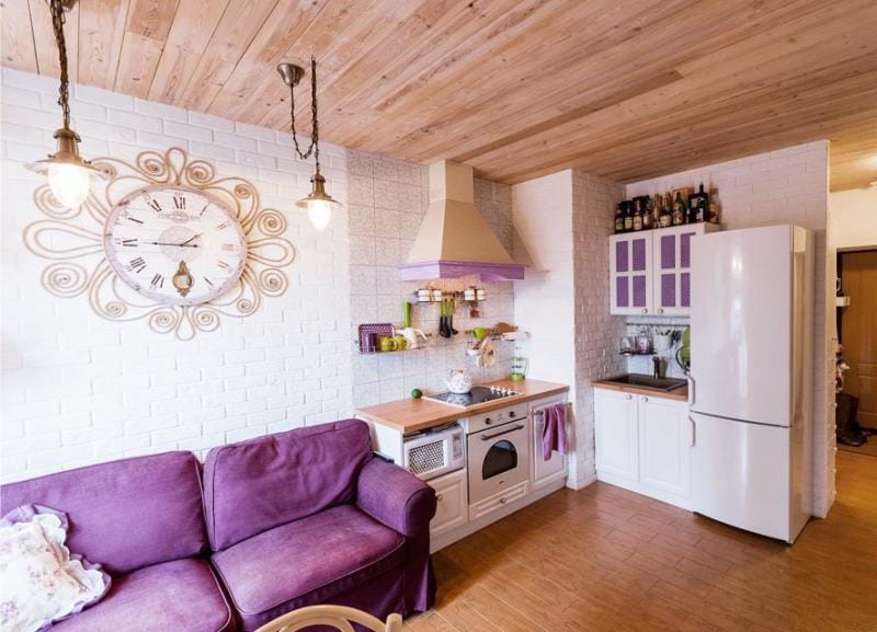 Provanso stiliaus virtuvės interjeras su violetiniais akcentais