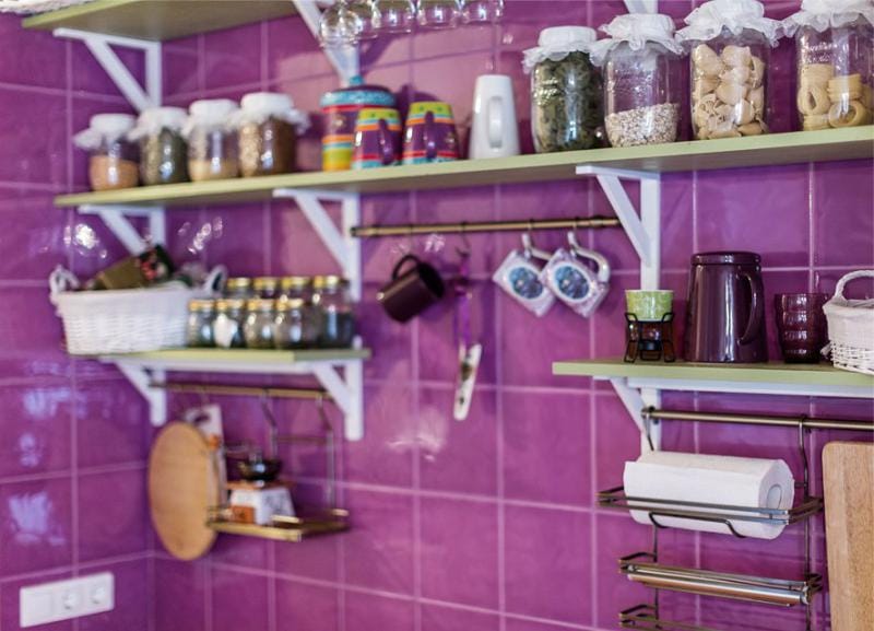 Provence-tyylinen keittiön sisustus, jossa on violetti aksentti