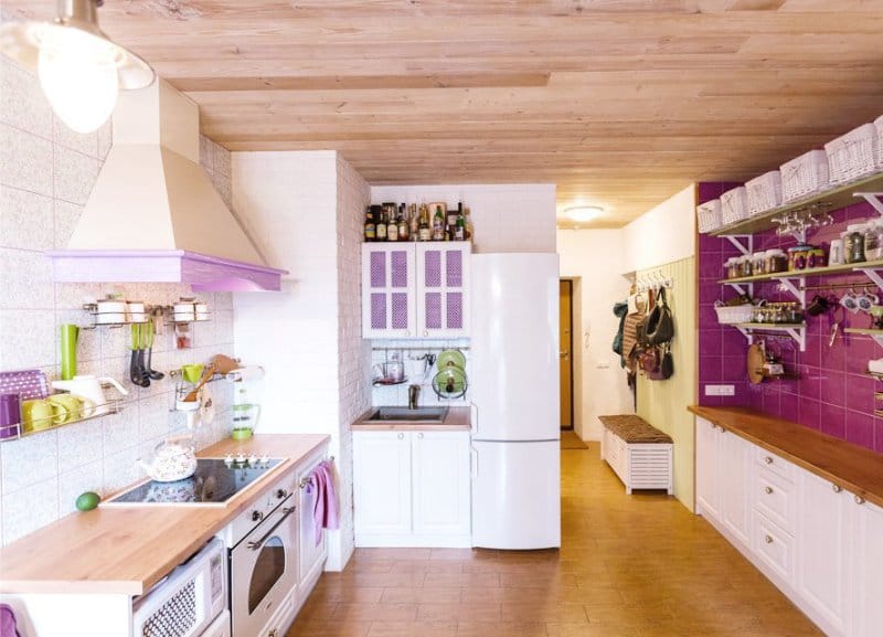 Interior de cuina d'estil provençal amb detalls de color porpra
