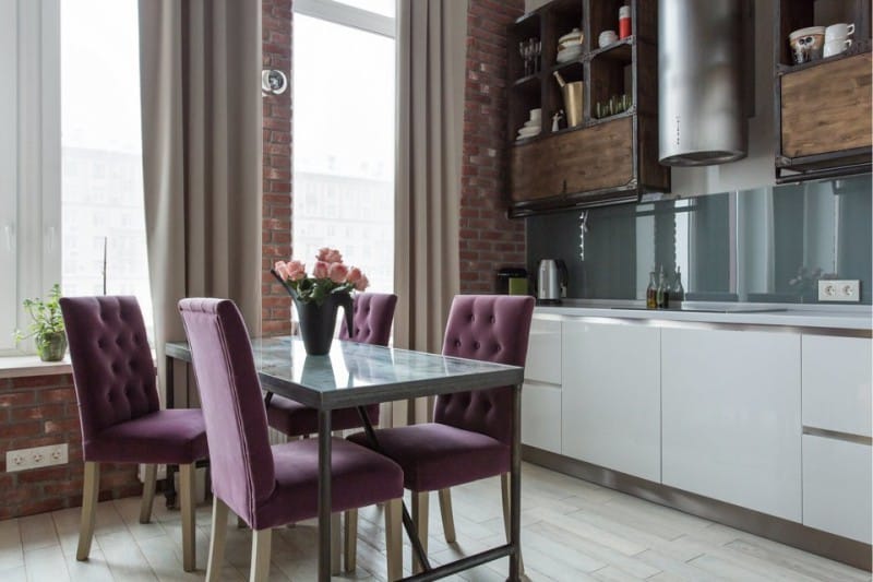 Cozinha estilo loft com cadeiras roxas estofadas