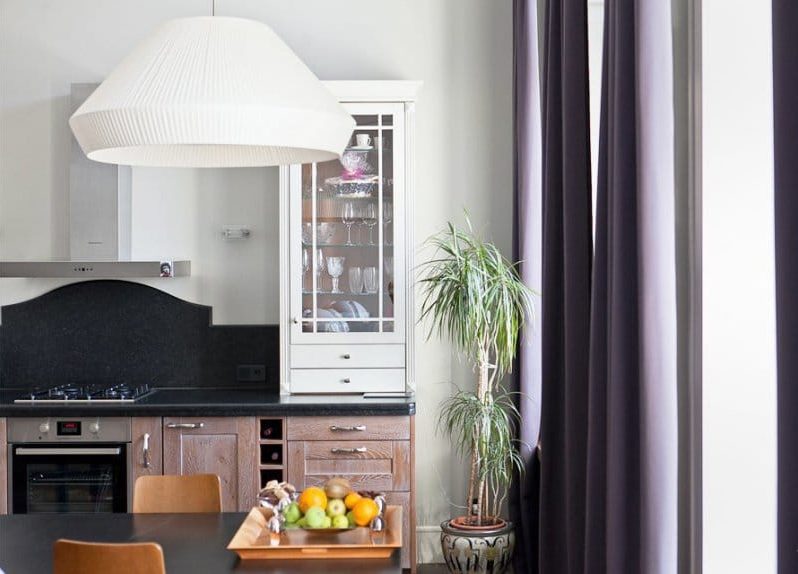 Neoklasicisma stila virtuve ar tumši violetiem aizkariem