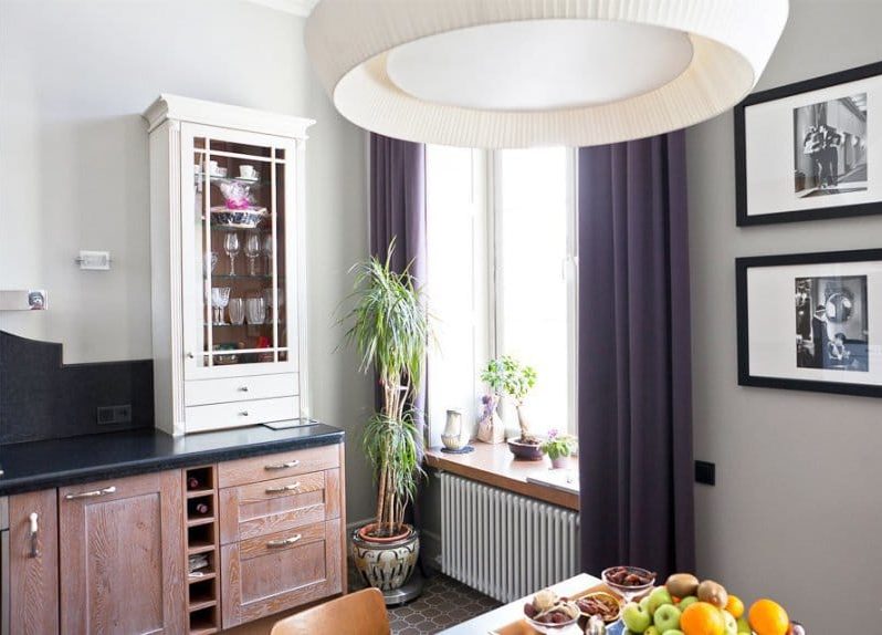 Neoklasszikus stílusú konyha sötét lila függönyökkel