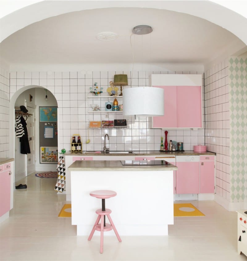 Romansk båge i kökets interiör i modern stil.