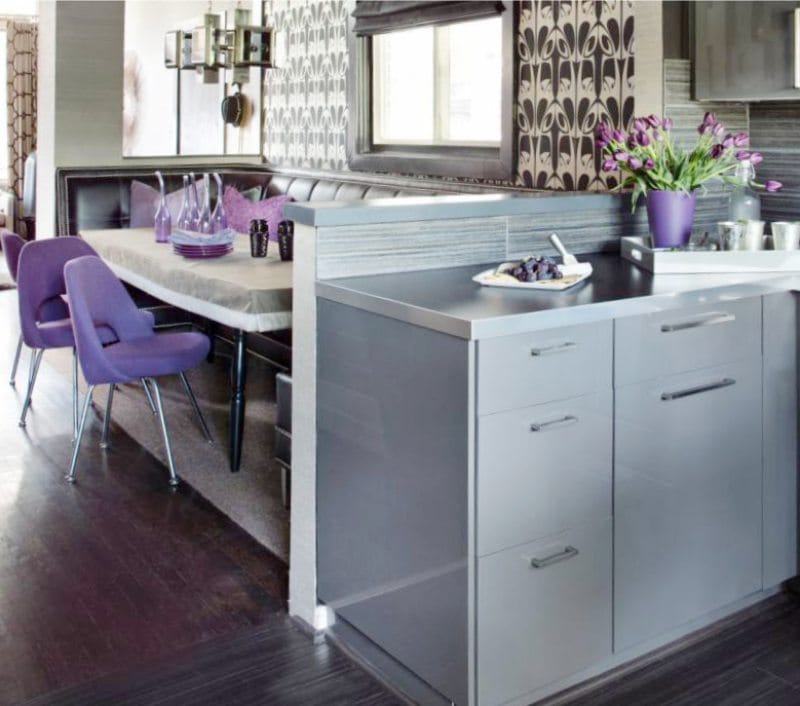 Pilka-violetinė virtuvė