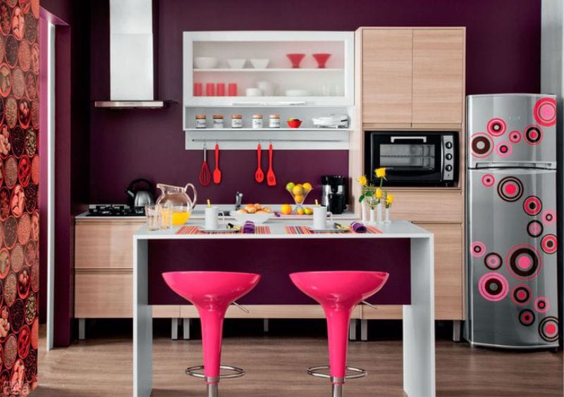 The combination of purple and pink in the interior of the kitchen