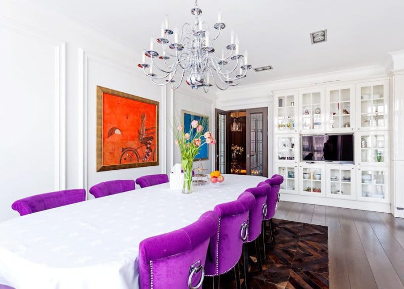 Oranssi ja violetti yhdistelmä ruokasalin sisätiloissa