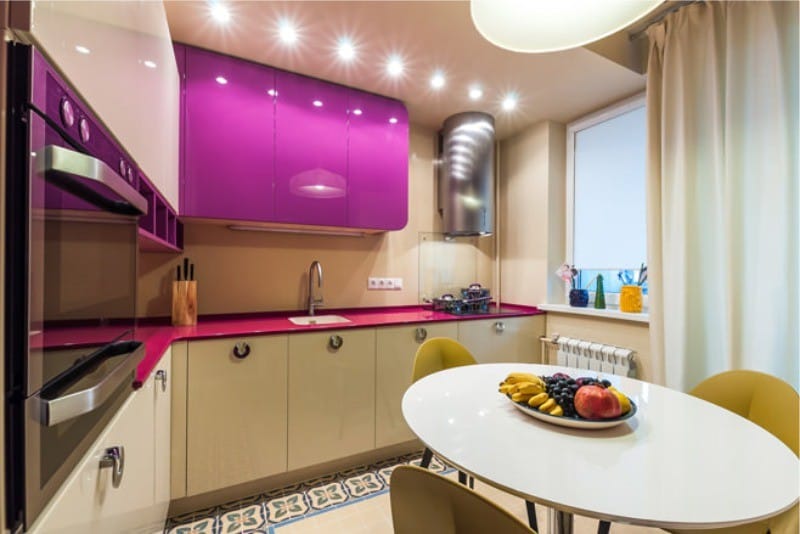 Keltainen-violetti keittiö