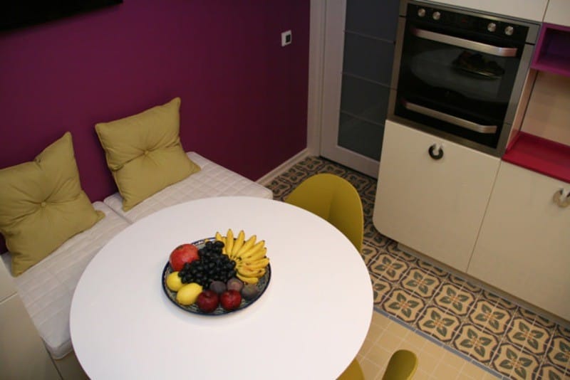 Keltainen-violetti keittiö