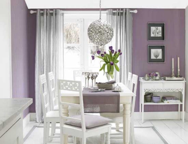 Biało-liliowy salon z kuchnią