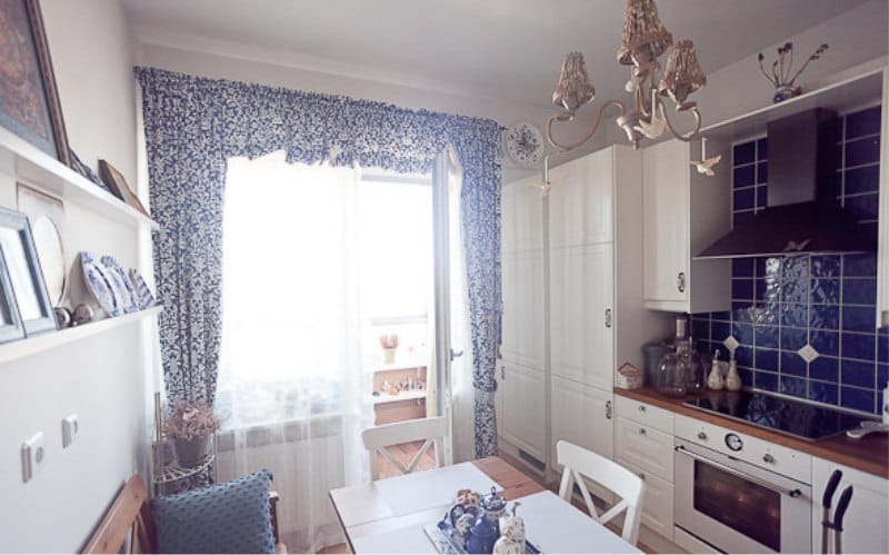 Interior da cozinha branca e azul com pratos pintados Gzhel