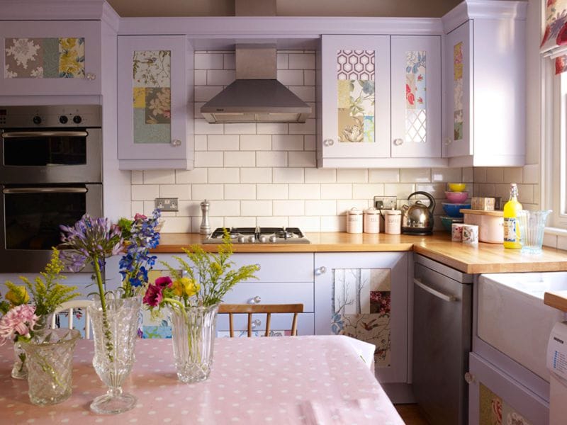 Interior dapur dalam nada monokrom dalam warna ungu