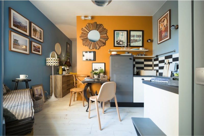 Narancs-kék falak a konyha belsejében