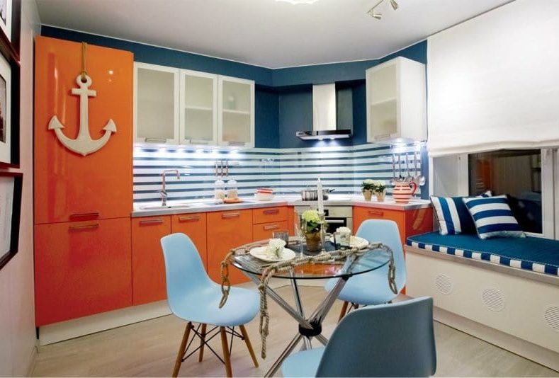 Cozinha laranja-azul em estilo náutico