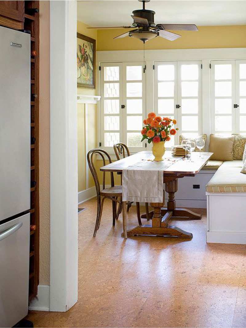 Kork gulv i køkkenets indretning i stil med land
