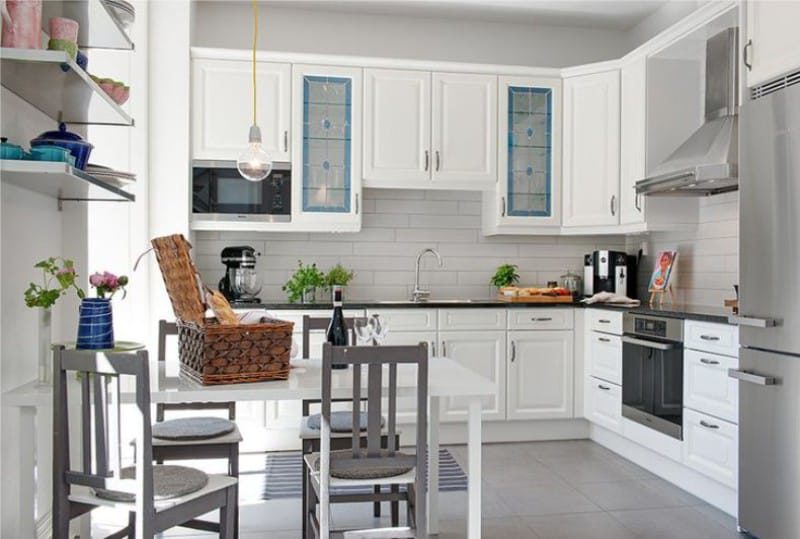 Blue accents in the kitchen interior