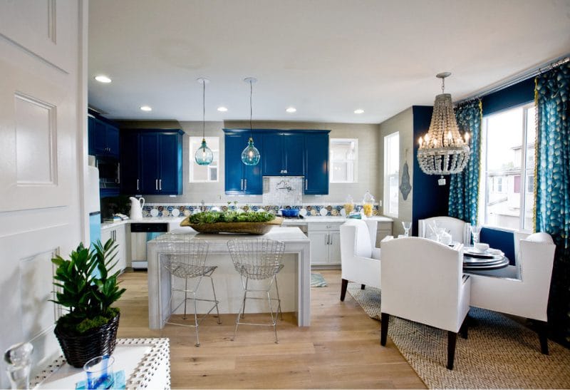 Mėlynos užuolaidos virtuvės viduje