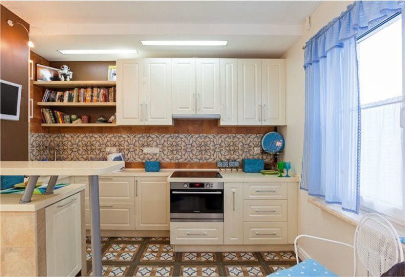 Rèm cửa màu xanh trong nội thất nhà bếp