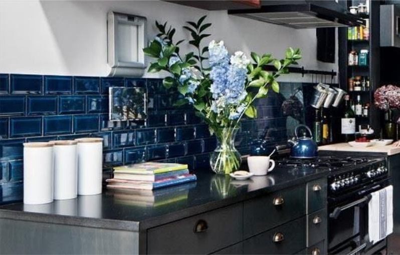 Avental azul no interior da cozinha