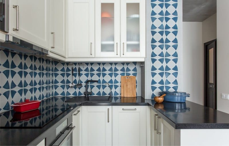 Avental azul no interior da cozinha