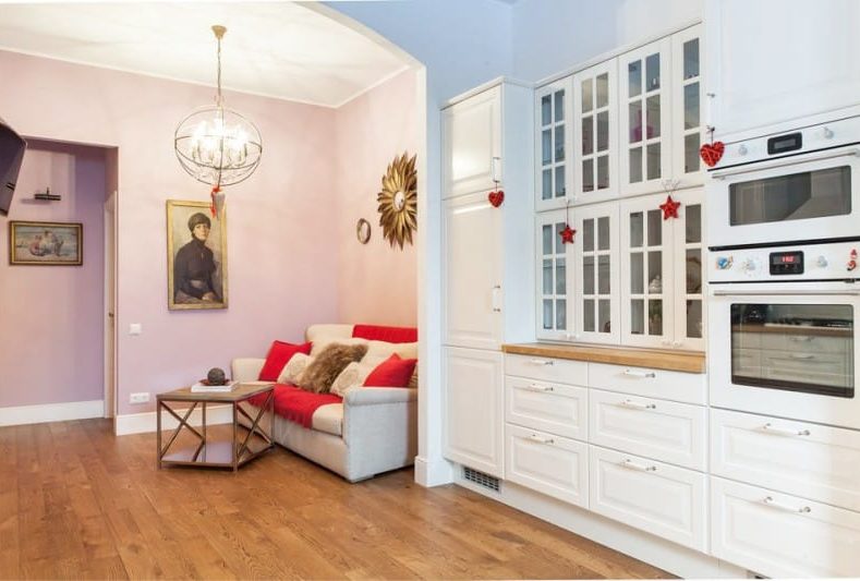 Flieder-rosa Wände im Inneren der Wohnküche mit unzureichender Beleuchtung