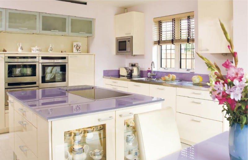 The combination of lilac and cream shades in the interior of the dining room