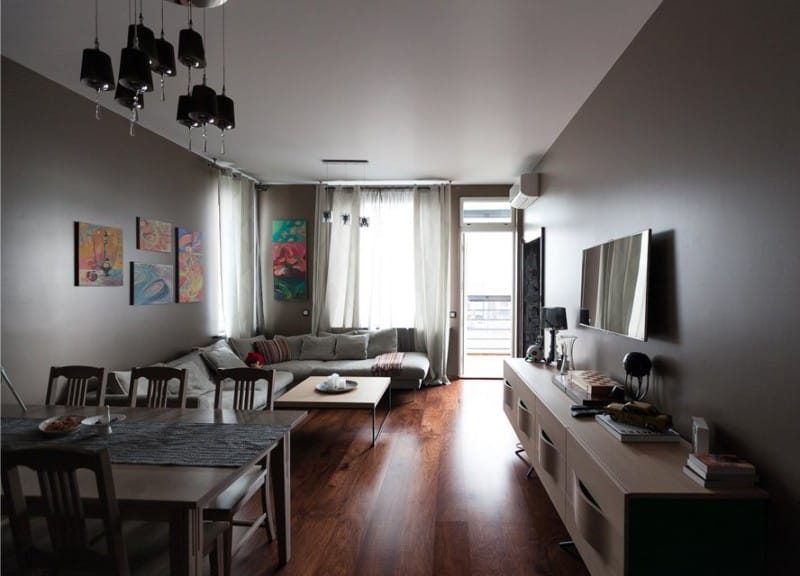 Braune Wände im Küchen-Wohnzimmer-Innenraum