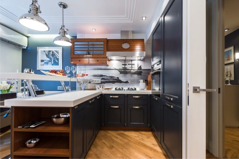 Cozinha azul escura no estilo do mar