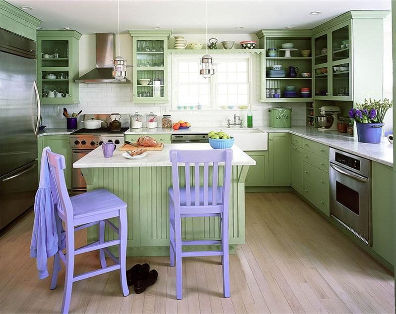 Lila sandalyeler ile yeşil mutfak