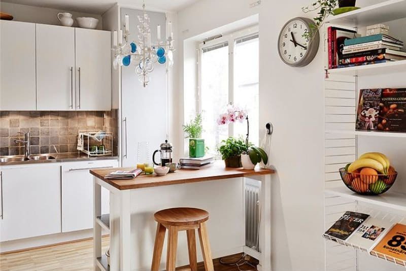 Hodiny v interiéru kuchyně ve skandinávském stylu
