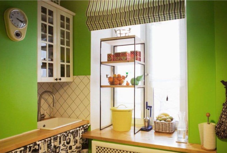 Hodiny v retro stylu s časovačem v interiéru kuchyně