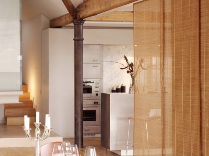 Panel de bambú con cortinas en el interior de la cocina.