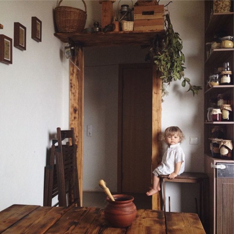 Binnenlandse keuken in de stijl van Russische hut