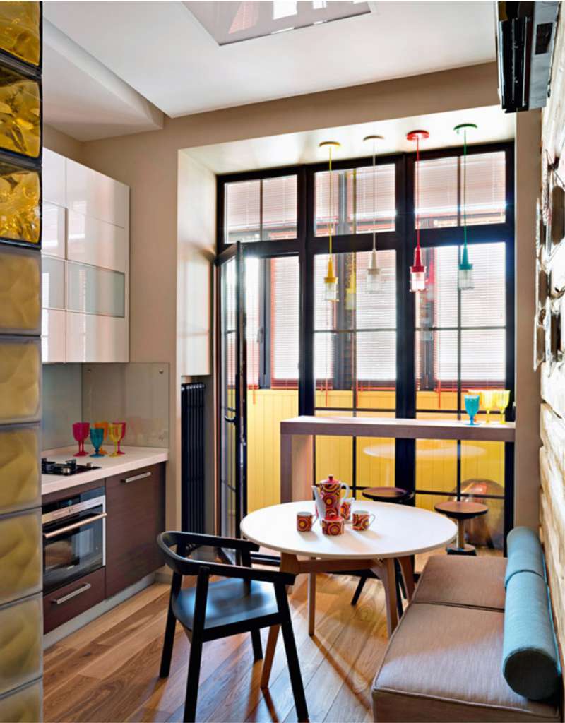 Cozinha com janela francesa