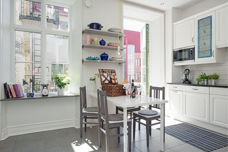 G-formet kjøkkenområde på 14 kvadratmeter. meter i skandinavisk stil