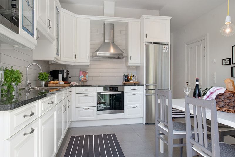 G-formet kjøkkenområde på 14 kvadratmeter. meter i skandinavisk stil