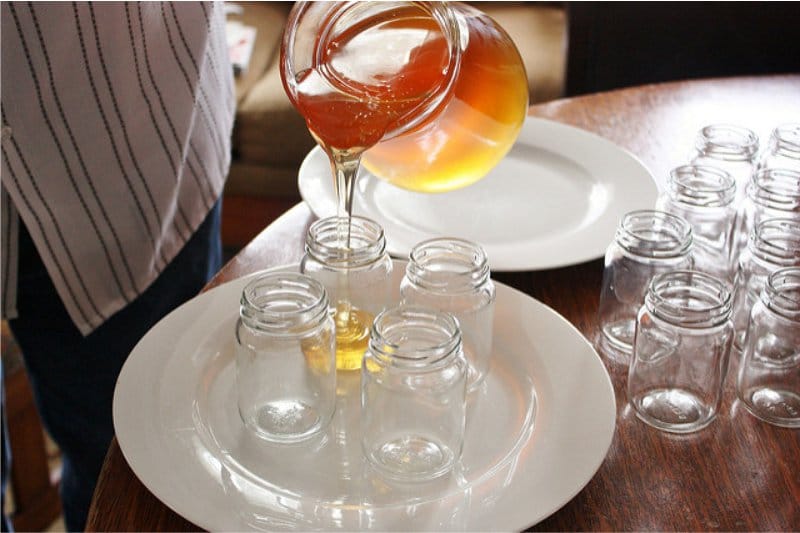 การเก็บรักษาน้ำผึ้งในเหยือกแก้ว