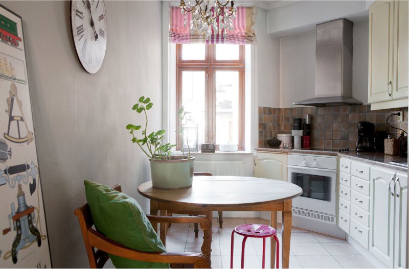 De klok in het ontwerp van de eetkamer in de keuken in de stijl van de Provence