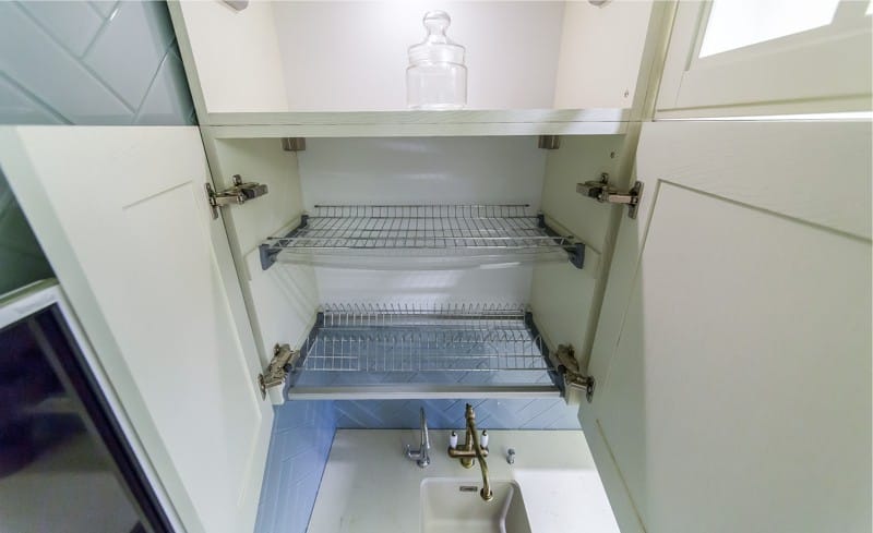 Built-in dryer for dishes