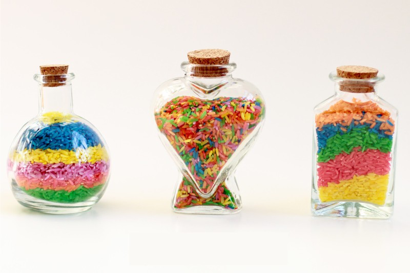 Dekoratīvās pudeles ar krāsotiem rīsiem