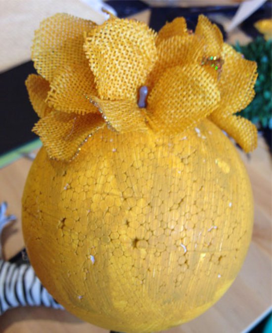 Decoración de bola topiaria con flores artificiales.