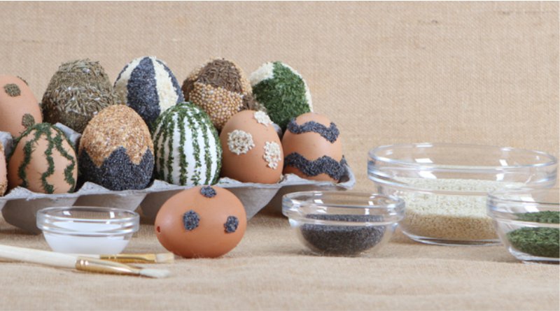 Oeufs de Pâques décorés avec des céréales et des épices