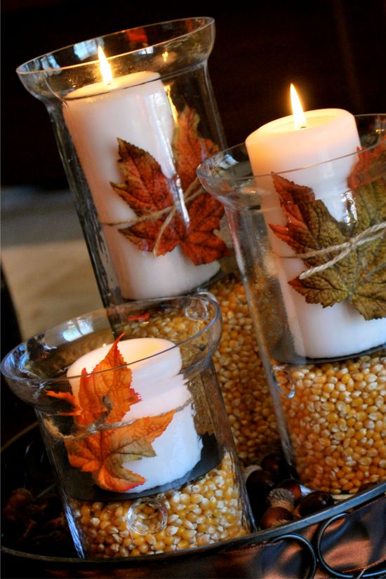 Świeczniki w ustawieniu stołu jesienią