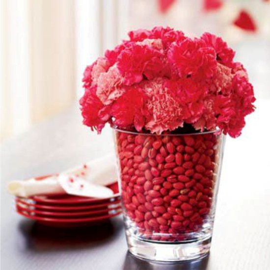 Váza s fazolemi a květinami