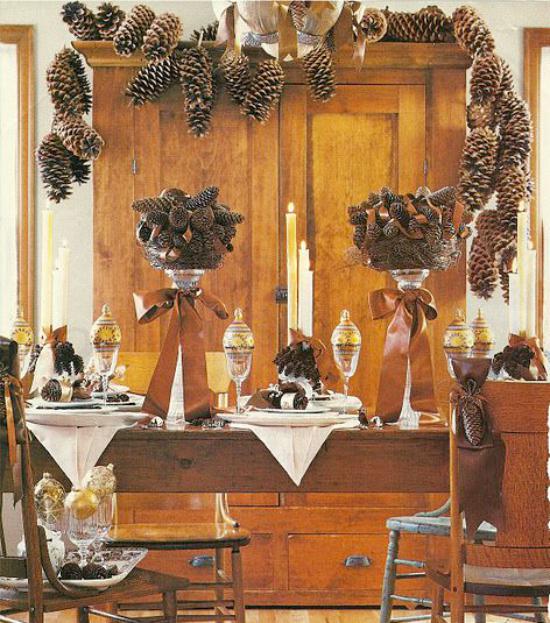 Composición de un par de topiarios en una decoración de mesa festiva.