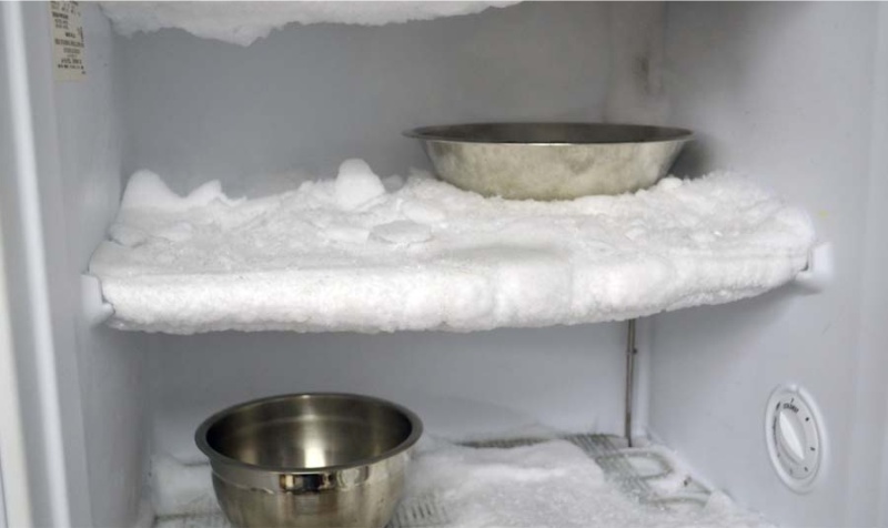 เร่งการละลายน้ำแข็งของตู้เย็นด้วยไอน้ำจากน้ำเดือดในชาม