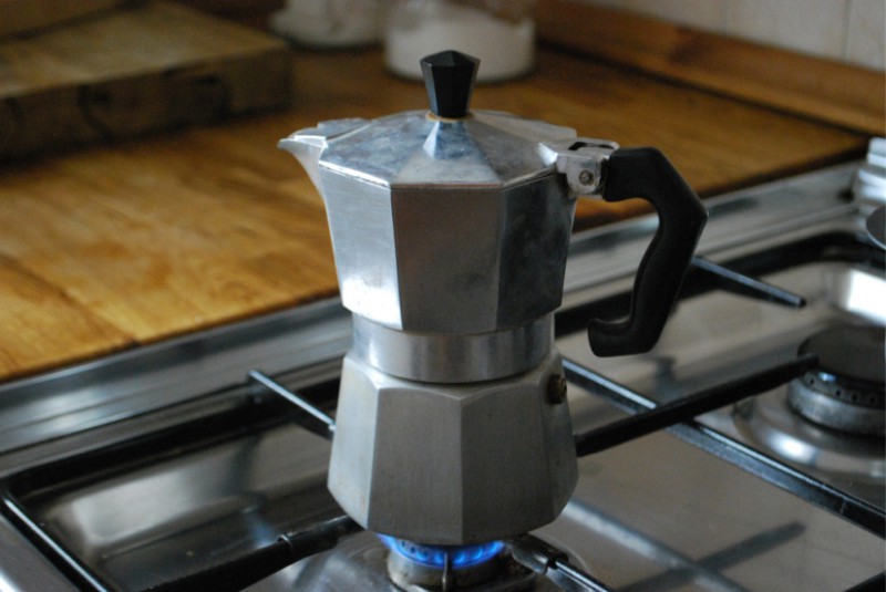 Pembuat kopi geyser di atas dapur