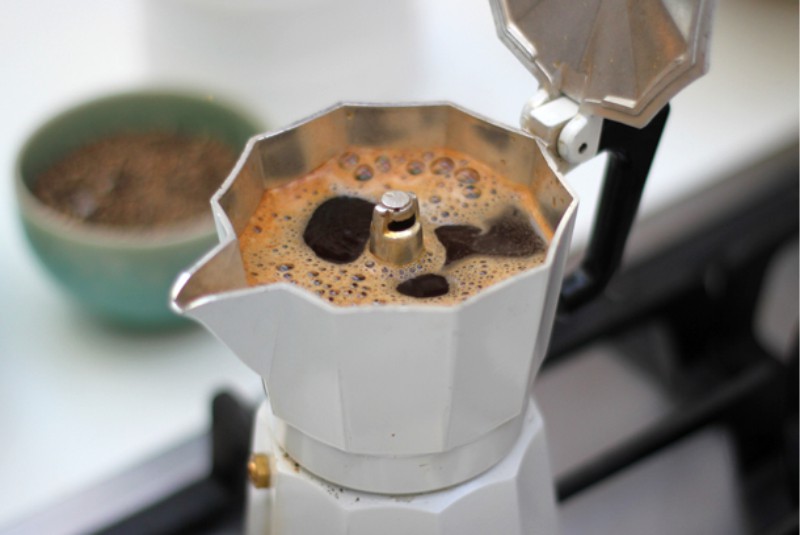 Geyser-kahvinkeitin valmiina kahvilla
