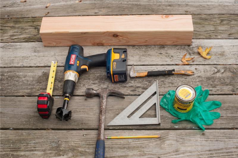 Materiais e ferramentas para a fabricação de castiçal de madeira